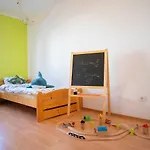 Family With Shared Garden, 4min To *
