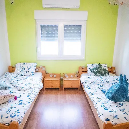 Family With Shared Garden, 4min To Appartamento