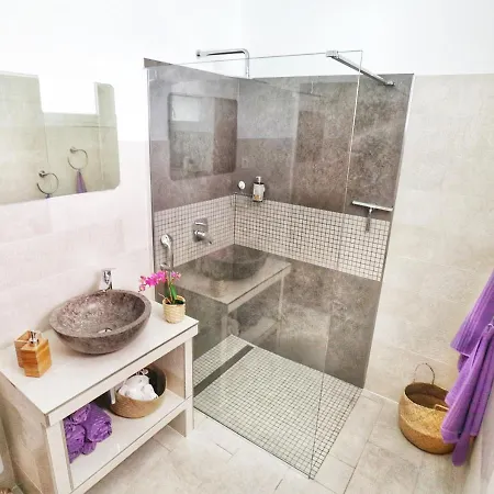 Family With Shared Garden, 4min To *