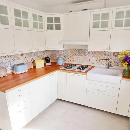 Family With Shared Garden, 4min To