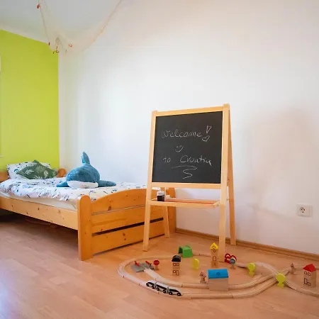 Family With Shared Garden, 4min To *