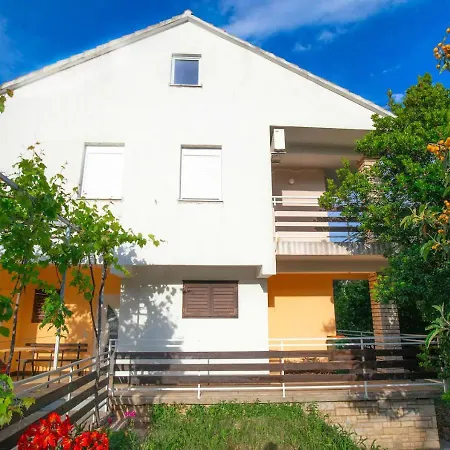 Family With Shared Garden, 4min To * Vodice