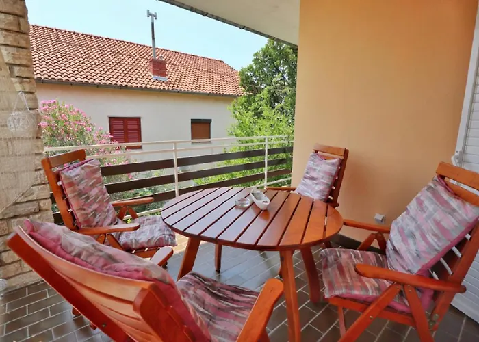 Family With Shared Garden, 4min To * Vodice