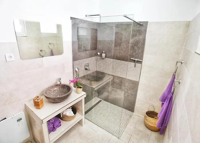 Family With Shared Garden, 4min To *