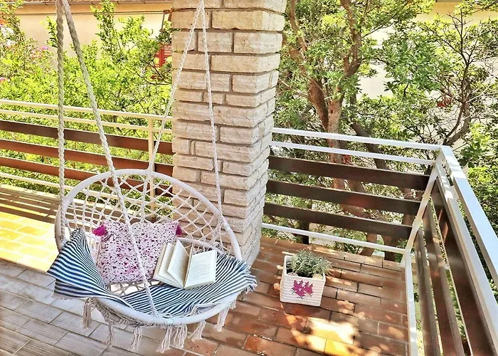 Family With Shared Garden, 4min To * فوديس