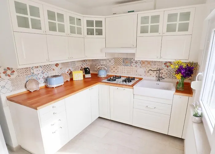 Family With Shared Garden, 4min To