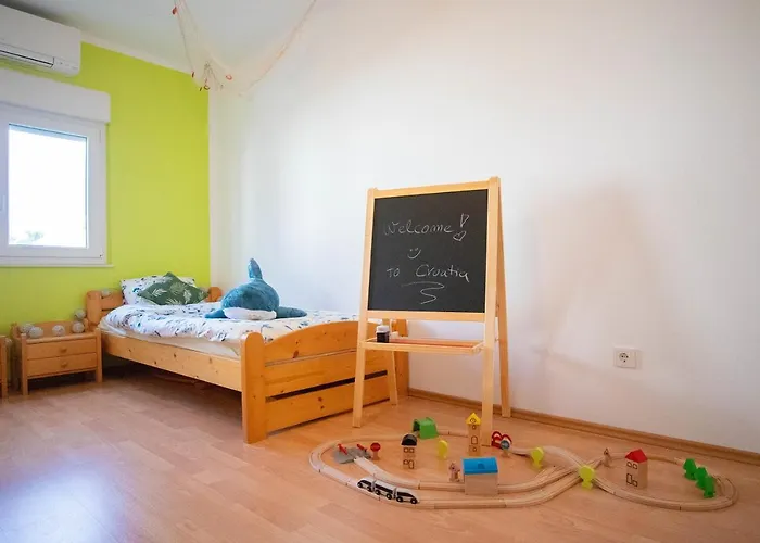 Family With Shared Garden, 4min To *