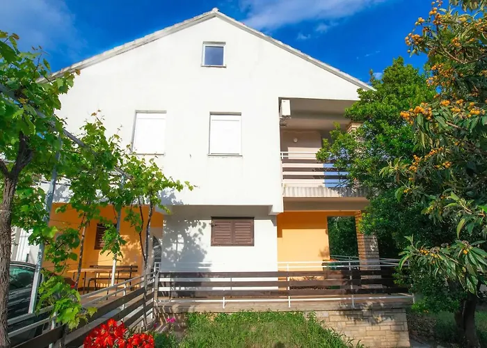 Family With Shared Garden, 4min To * Vodice